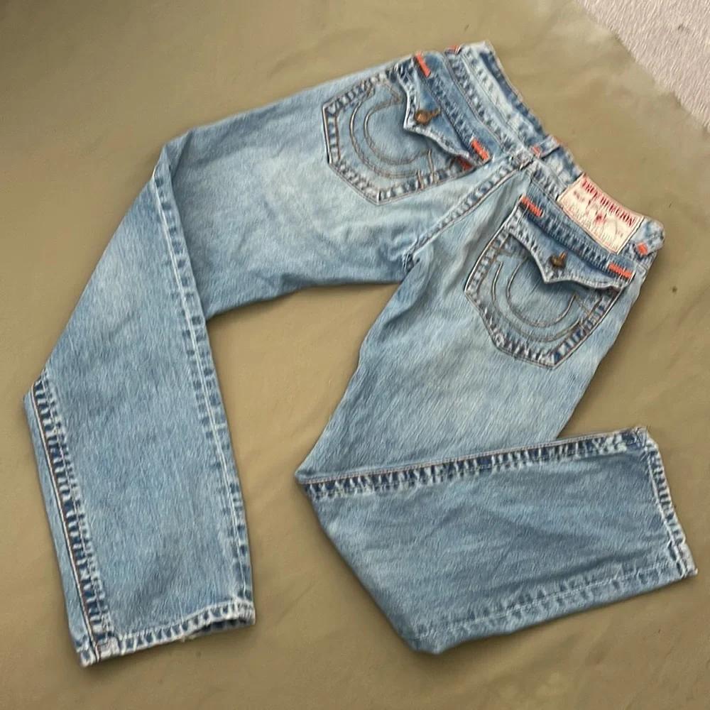 TRUE Religion Joey Super T”Light Wash Blue  32X32 JEANS  w Orange Accent Details