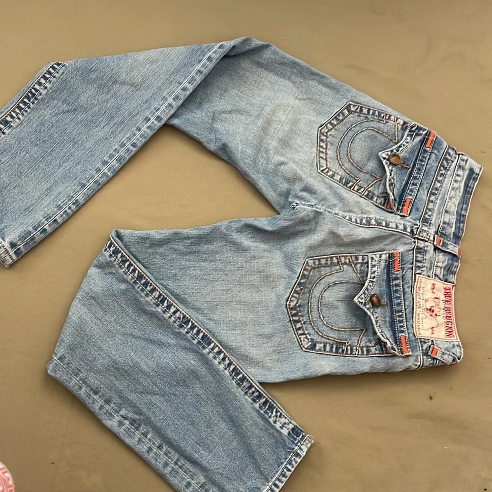 TRUE Religion Joey Super T”Light Wash Blue  32X32 JEANS  w Orange Accent Details