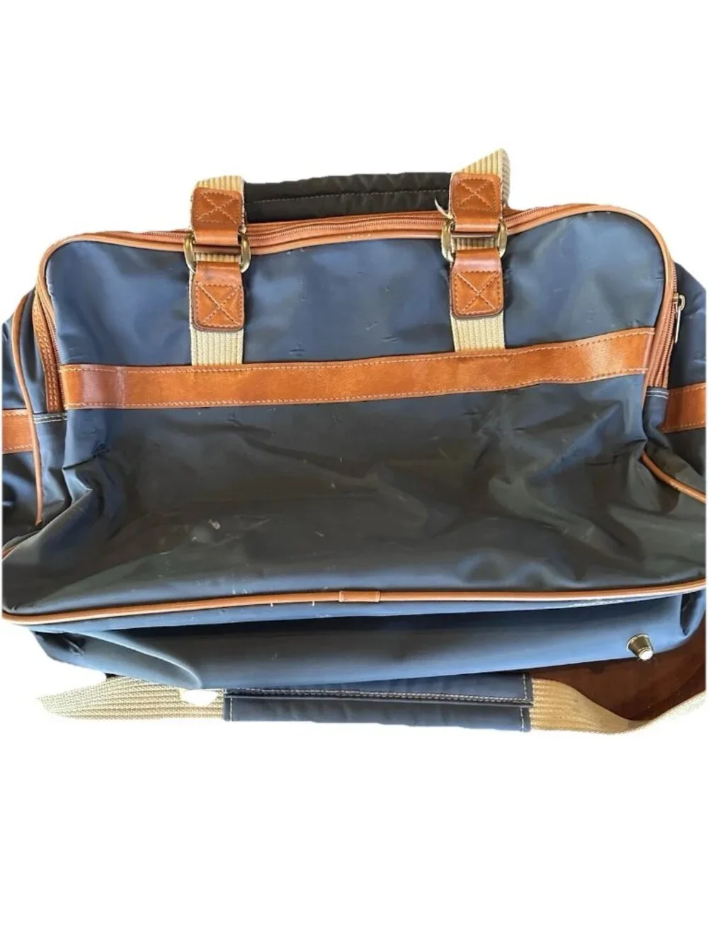 Allyn St George luggage original features