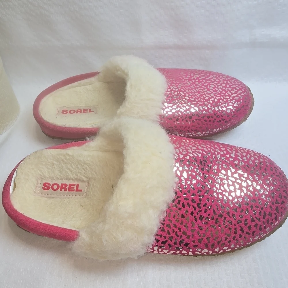 SOREL NAKISKA YOUTH SLIPPERS PINK WITH SILVER ANIMAL PRINT WHITE FUZZY SIZE 5