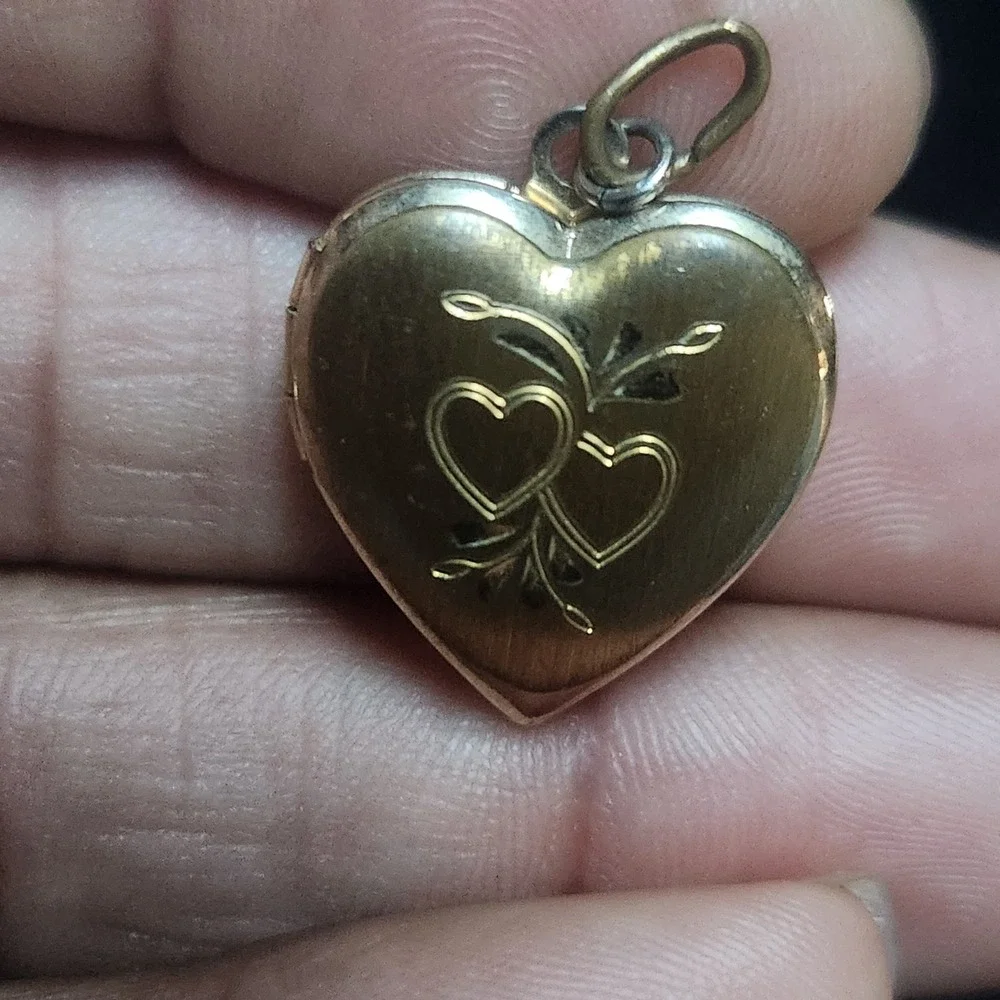 Vintage Gold Tone Etched‎ Double Heart Locket Pendant Charm