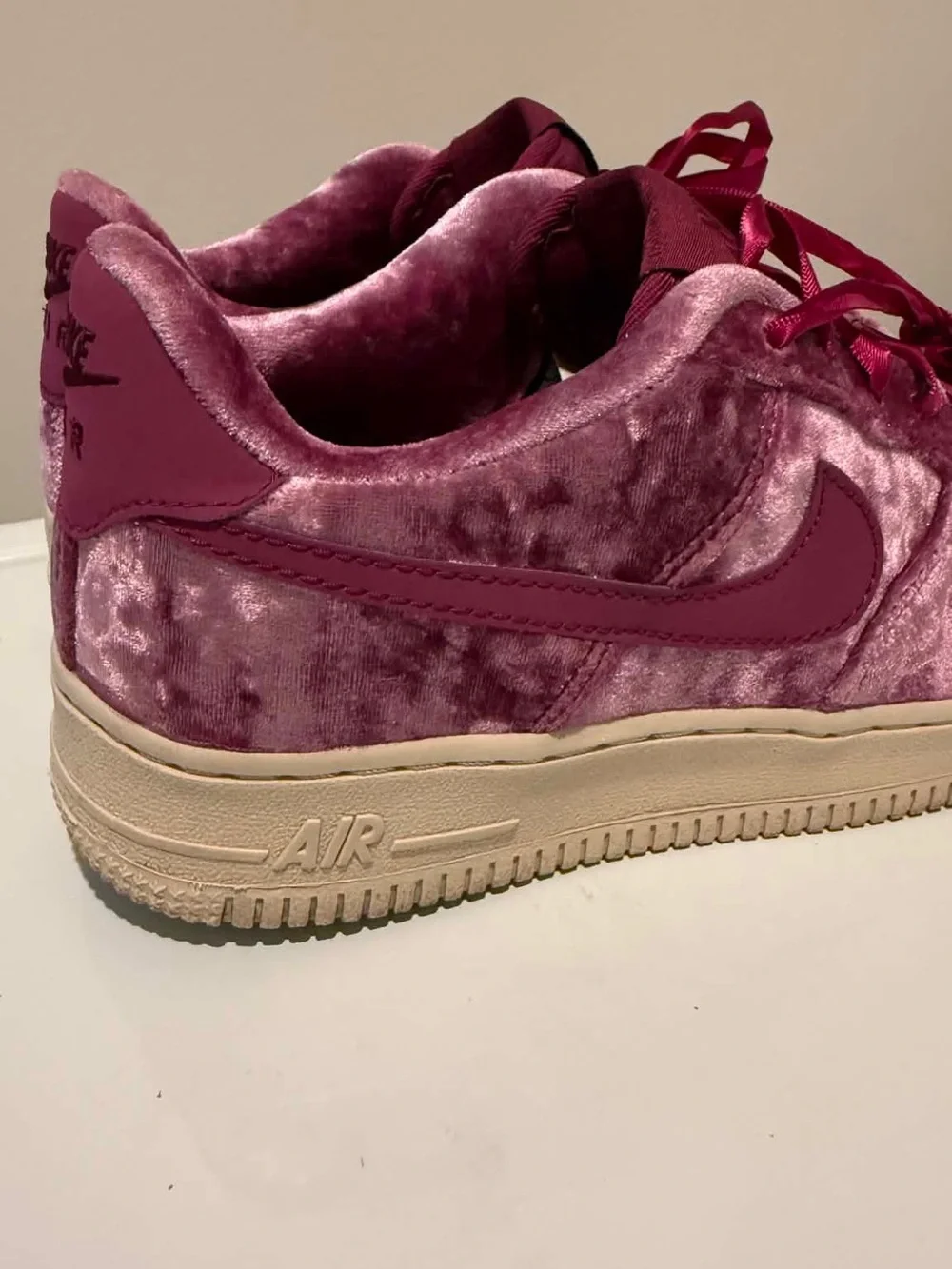 NIKE AIR FORCE 1 LV8 LOW SIZE 5.5Y CRUSHED VELVET