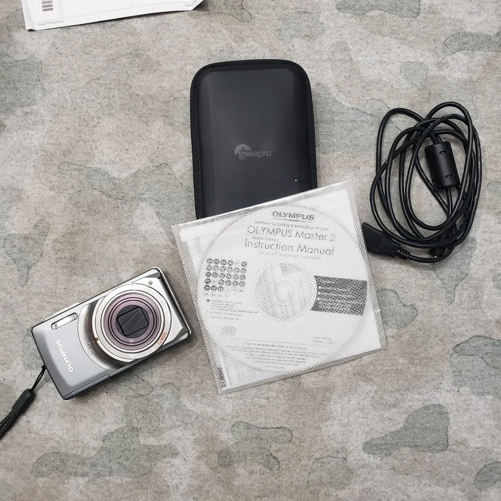 Olympus Stylus 7010 Digital Camera Silver Battery Charger‎ And Box