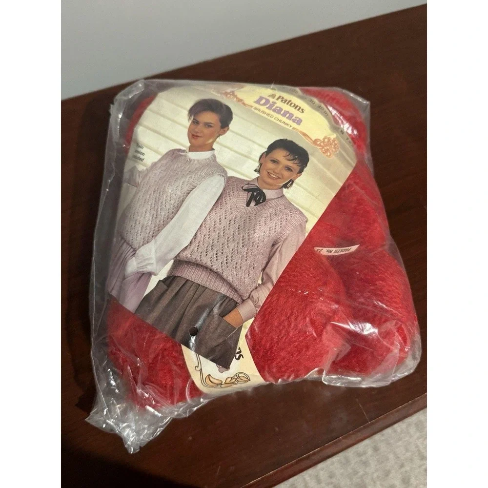 Patons DIANA 6 Brushed Chunky Soft Yarn Red Shade 9004 Red code B 7235 15 sts‎