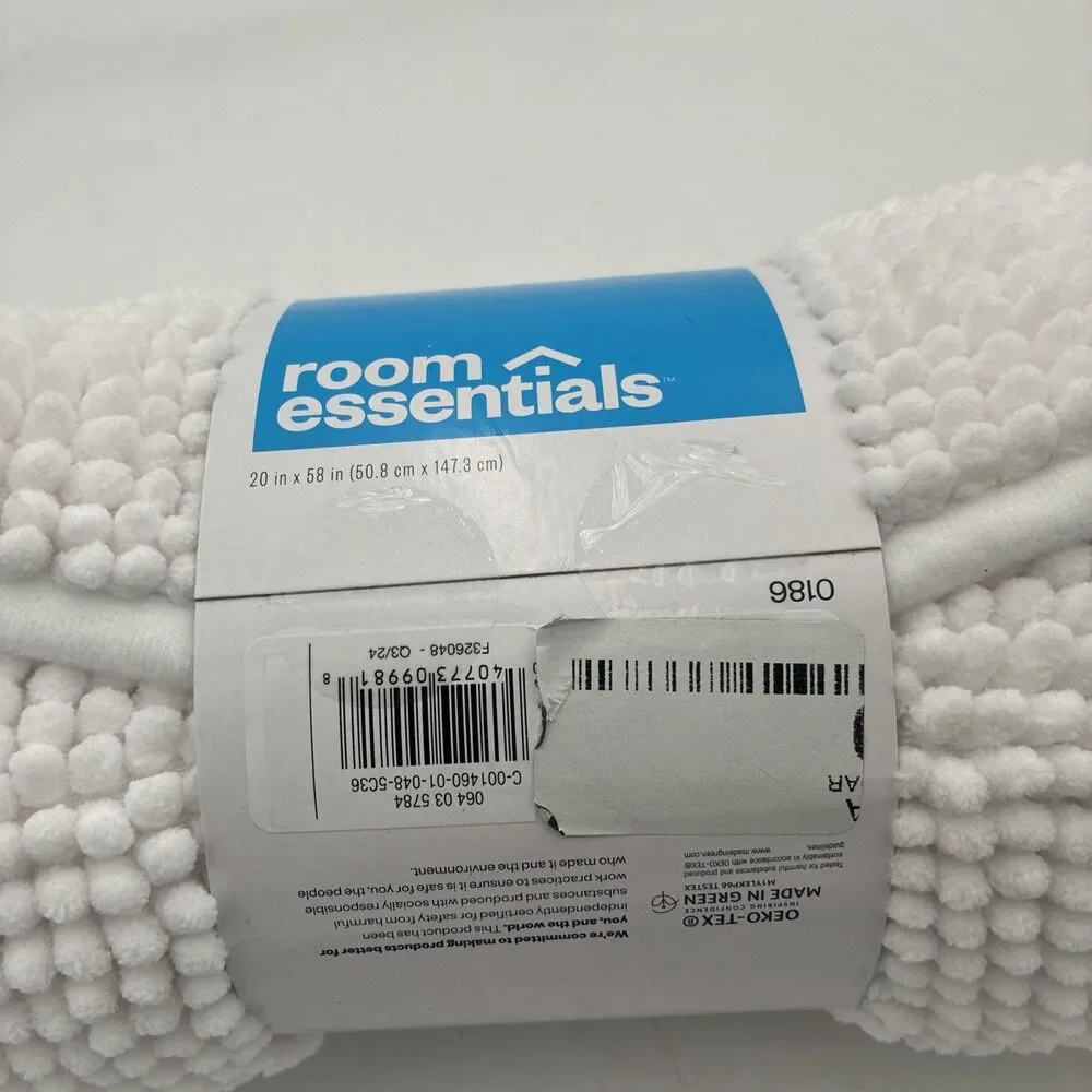 New Room Essentials White Chenille Bath Runner 20 x 58 in