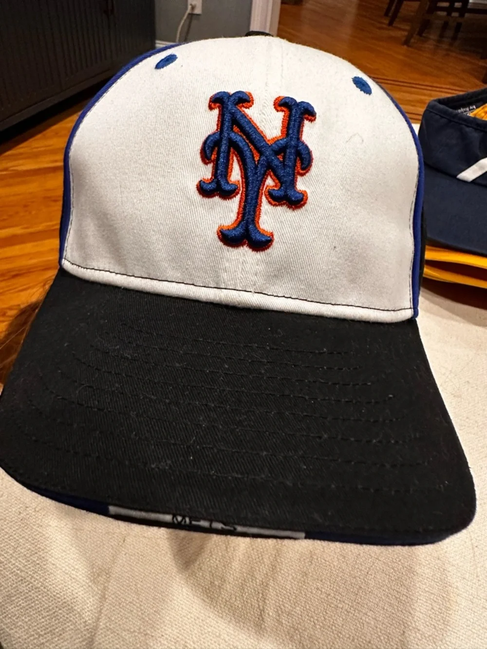 New Era Black & White New York Mets Interior Logo Hat