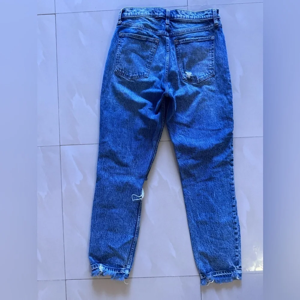 Abercrombie & Fitch The Mom High Rise Blue Jeans Distress Size 28/ 6L Pocket Zip