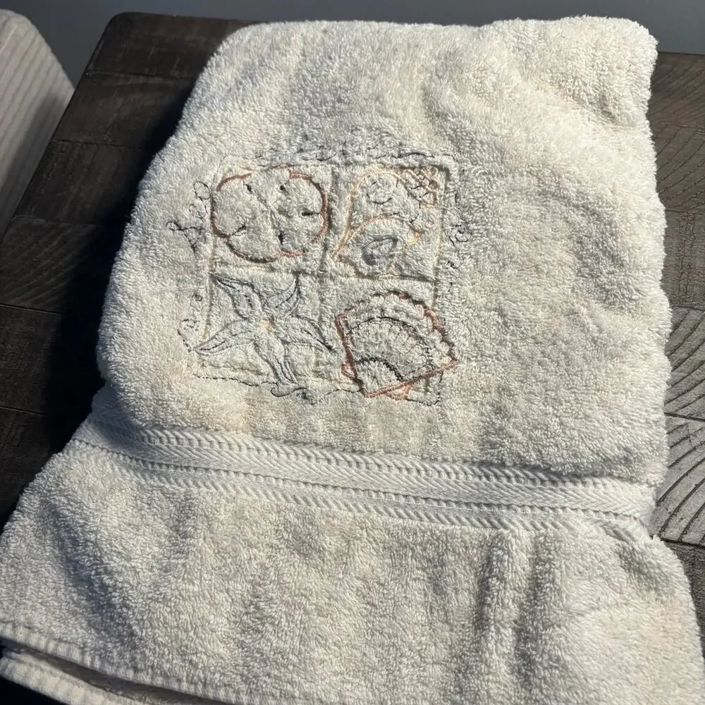 Vintage 90s Butter Mom Seashell Bath Towel
