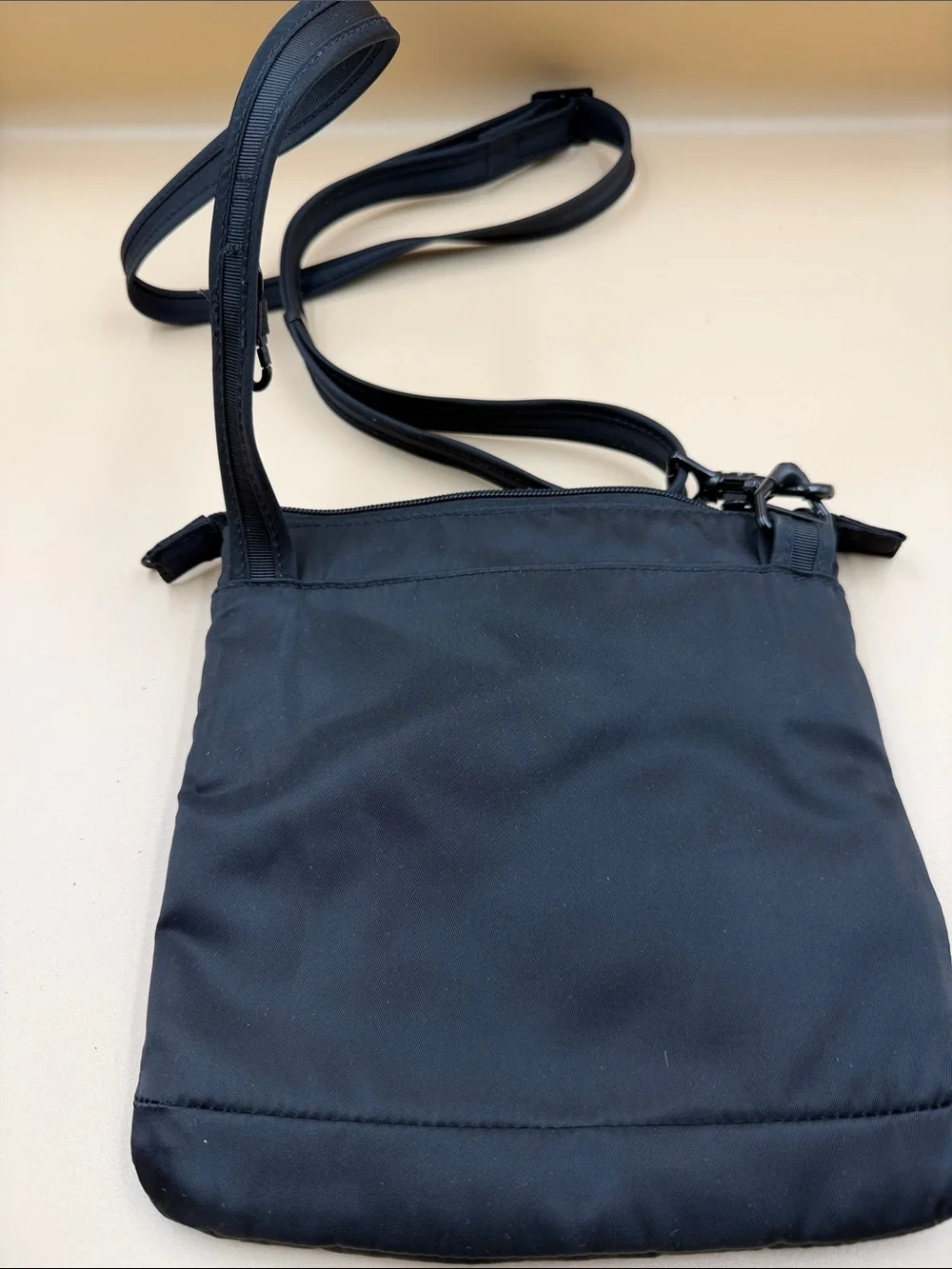 Pacsafe slim crossbody