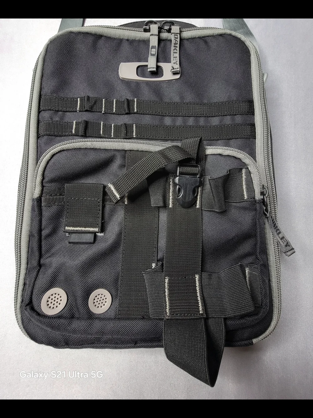 Oakley slim messenger