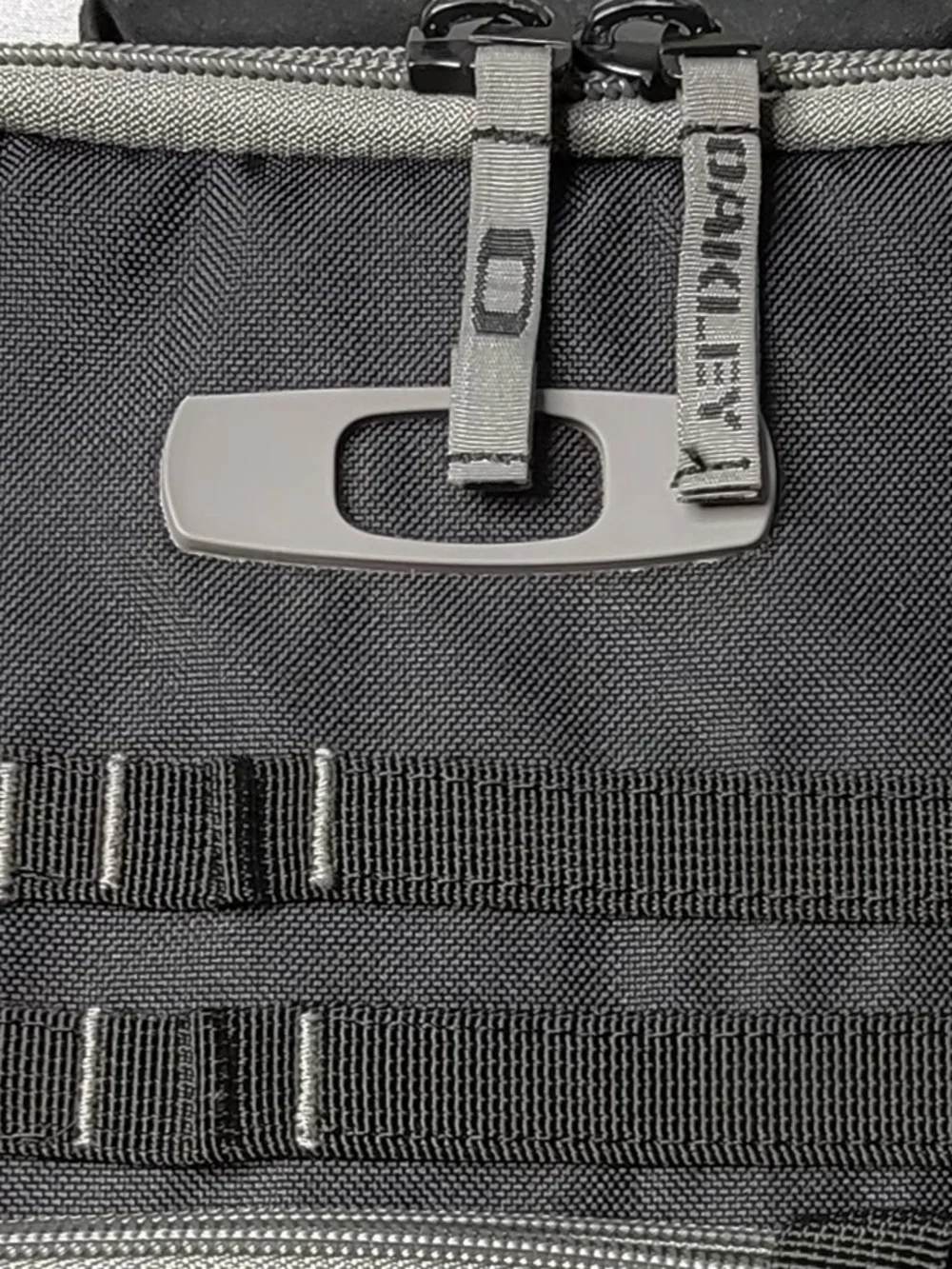 Oakley slim messenger