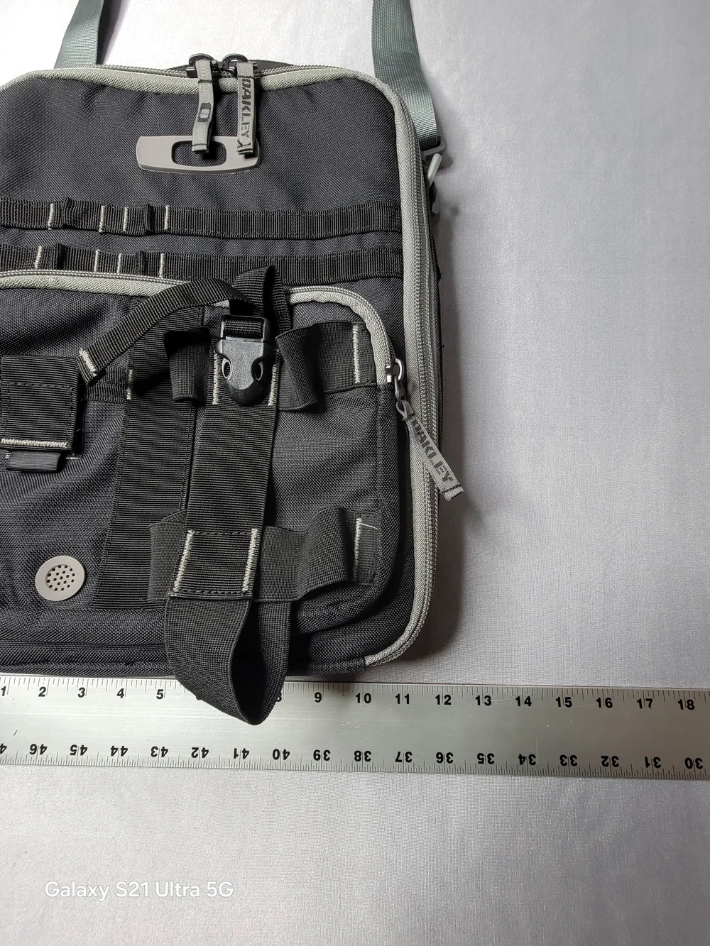 Oakley slim messenger