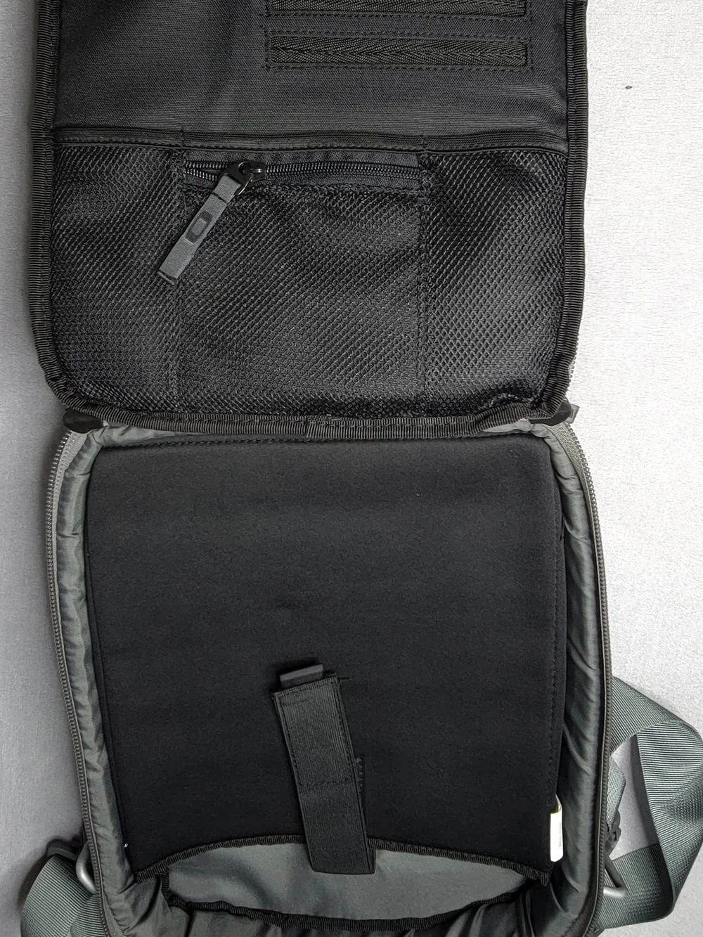 Oakley slim messenger
