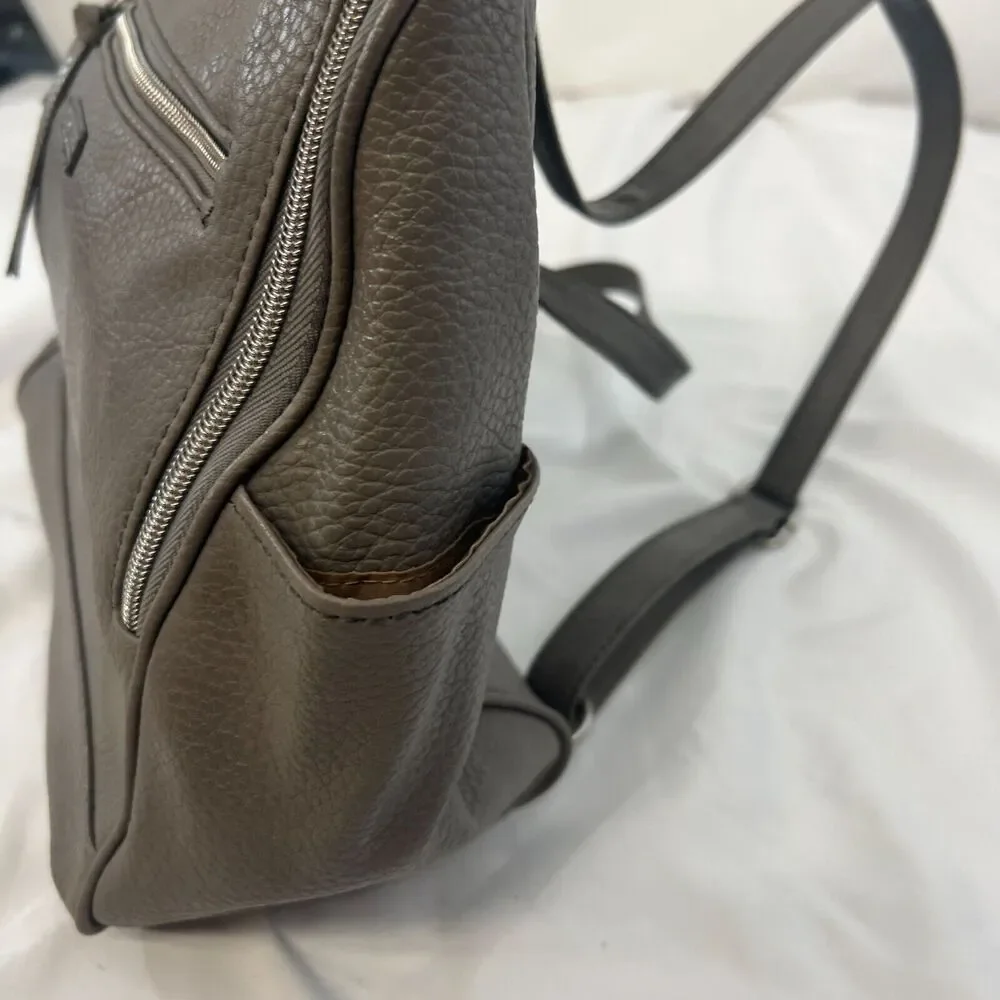 Relic Fossil Gray Pebbled Backpack Adjustable Straps‎ Multiple Pockets & Zipper