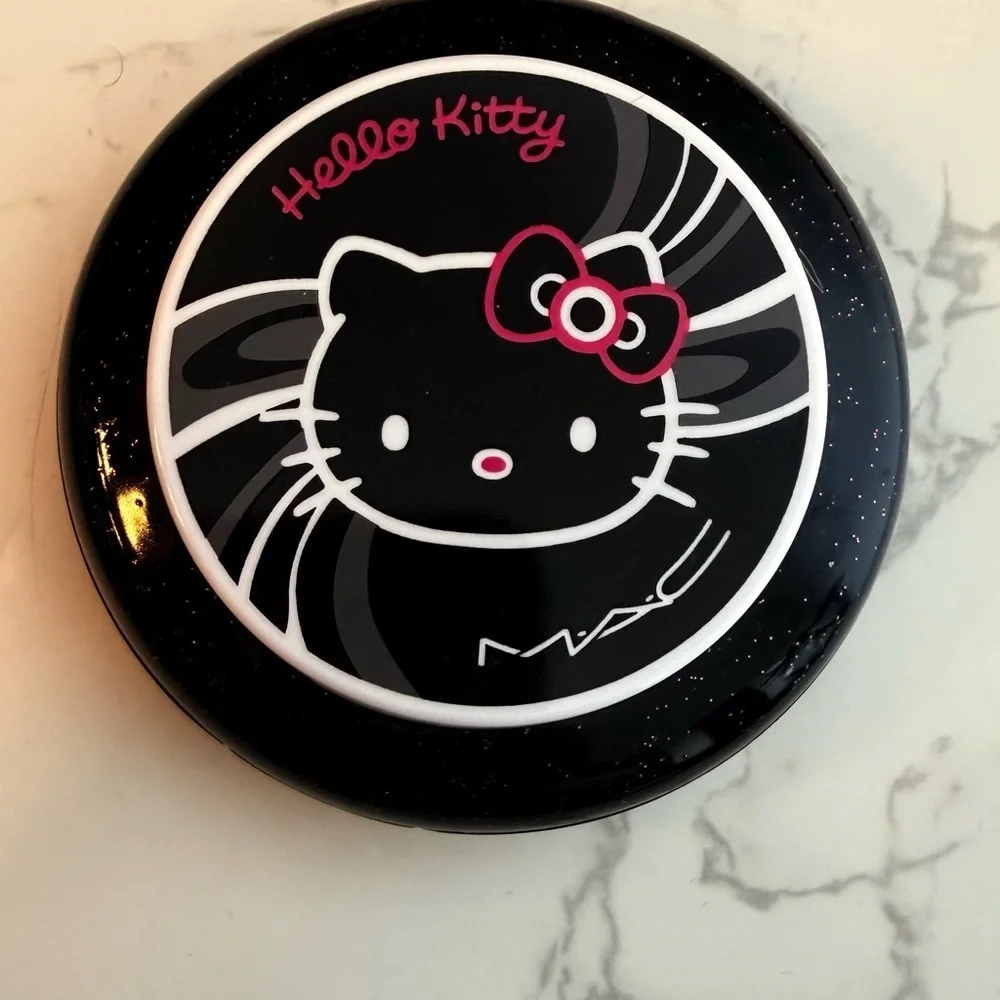 Mac Cosmetics x Hello Kitty Beauty Powder in Pretty Baby
