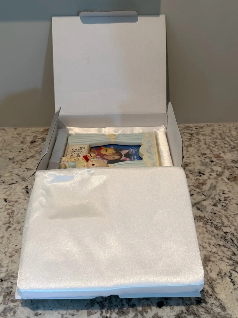 NIB Precious Moments Disney Showcase Collection Puppet Show Photo Frame Pooh 4x6