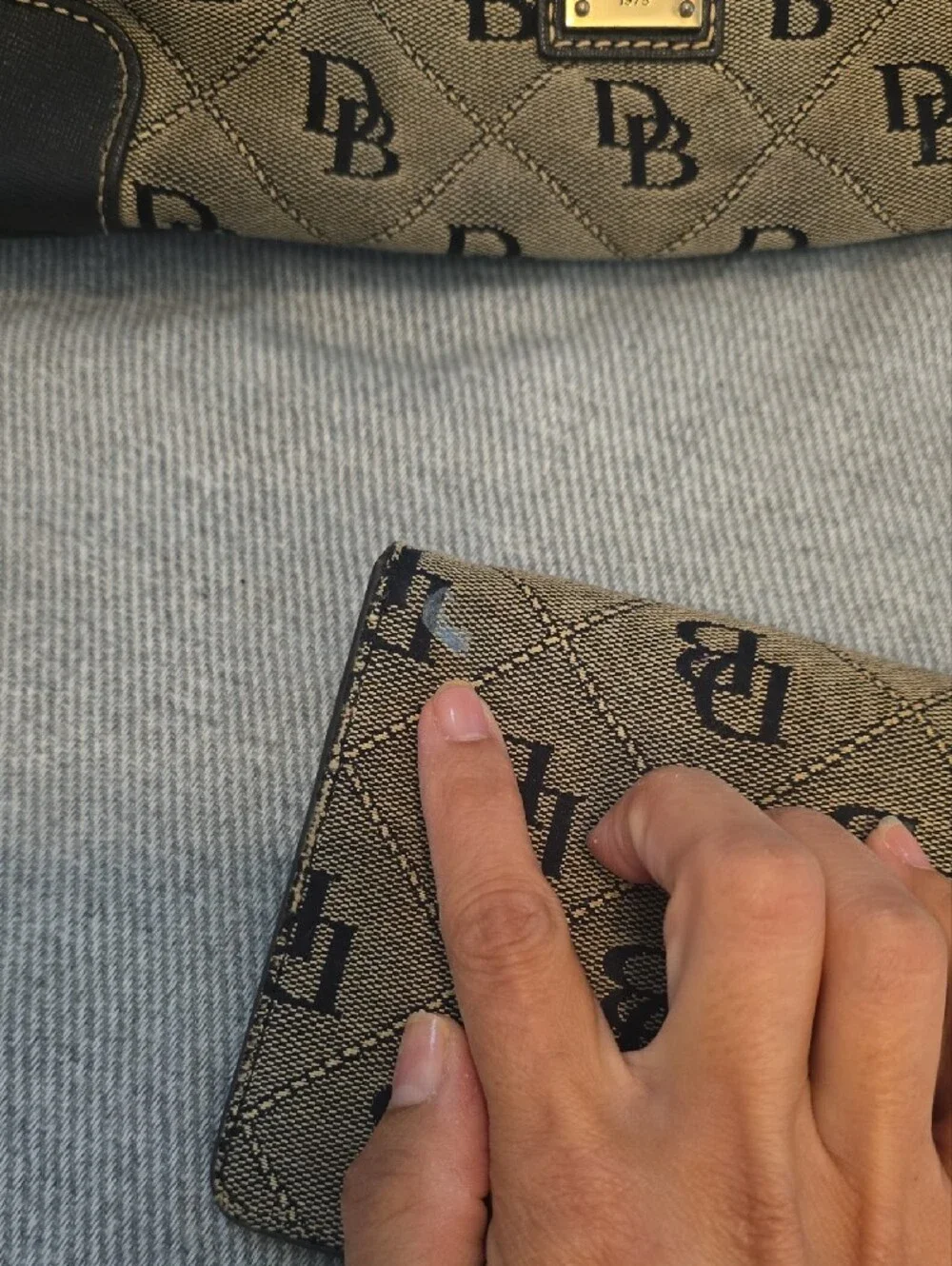 Dooney & Bourke roomy design