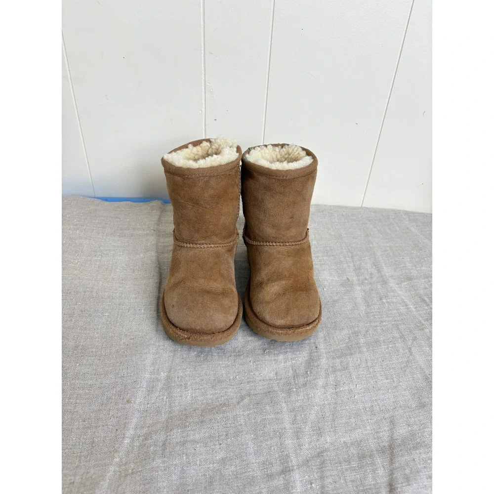 UGG Classic Short Boots Kids Size 11 Chestnut Suede Sheepskin 1017703T