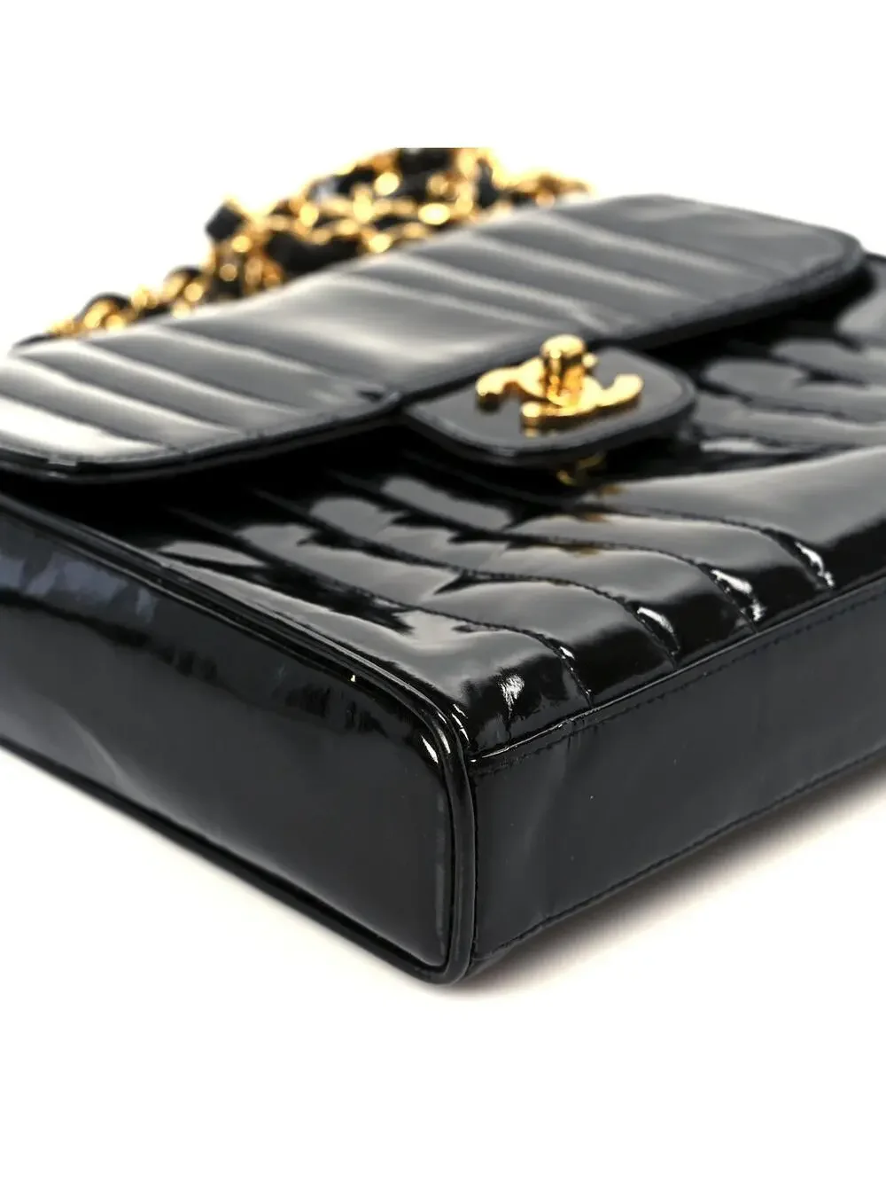 CHANEL indulge timeless