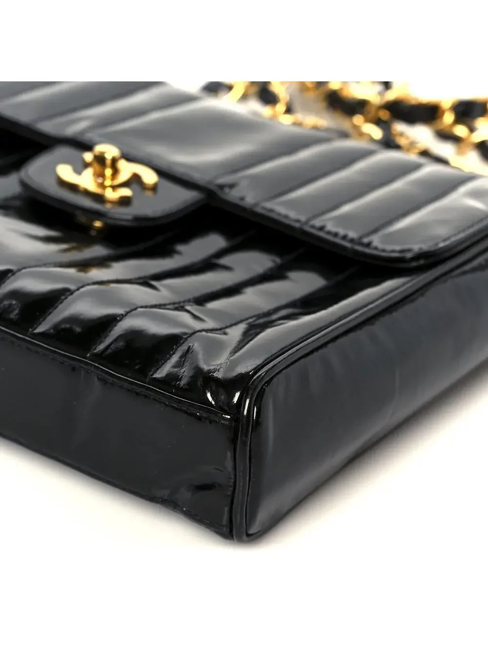 CHANEL indulge timeless