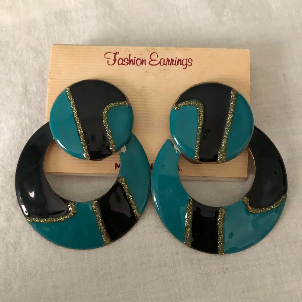 vtg 80s  blue and black geometric dangle earrings featuring