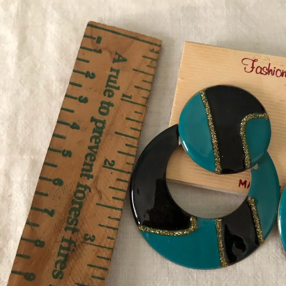 vtg 80s  blue and black geometric dangle earrings featuring