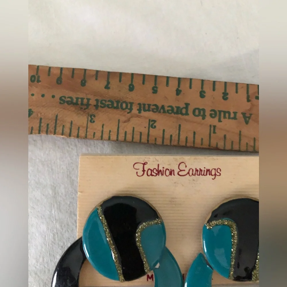 vtg 80s  blue and black geometric dangle earrings featuring
