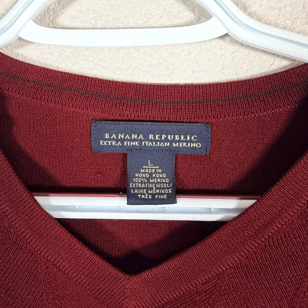 Banana Republic holes back