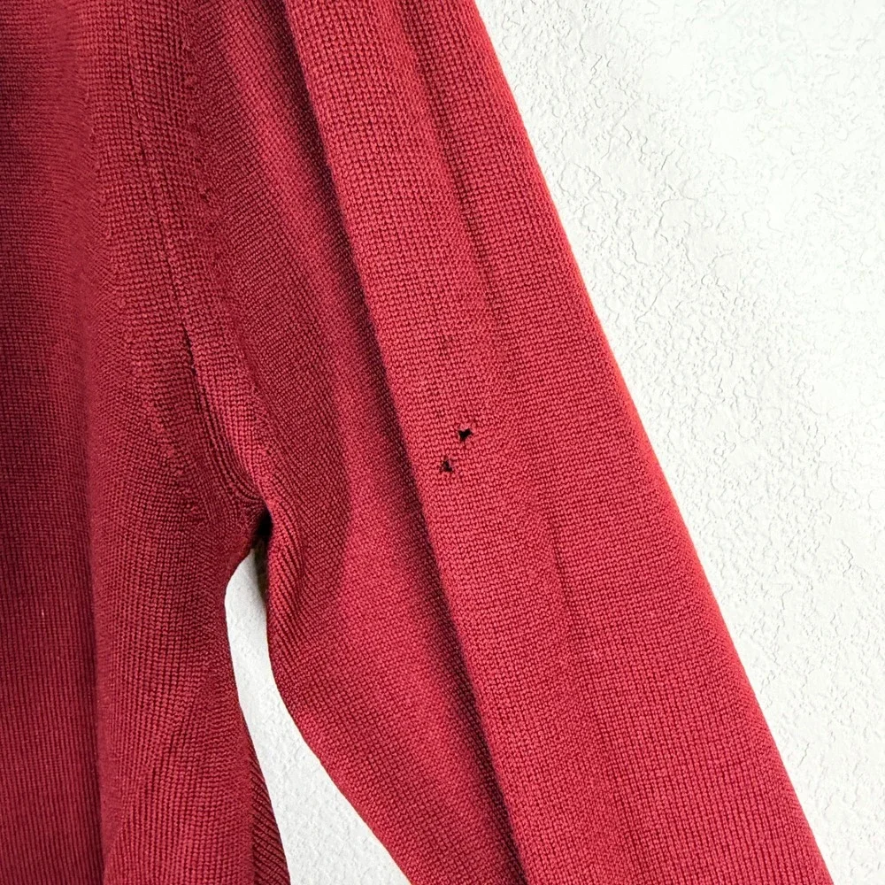 Banana Republic holes back