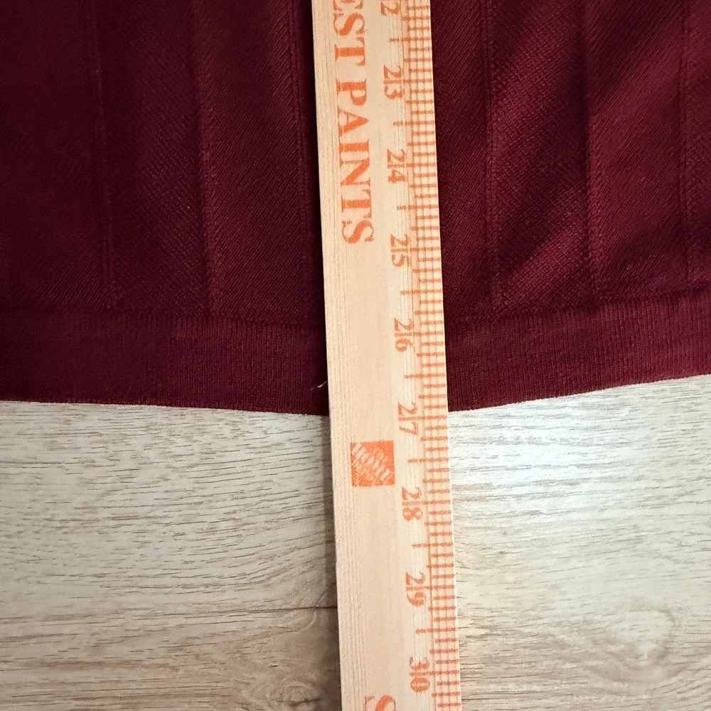 Banana Republic holes back