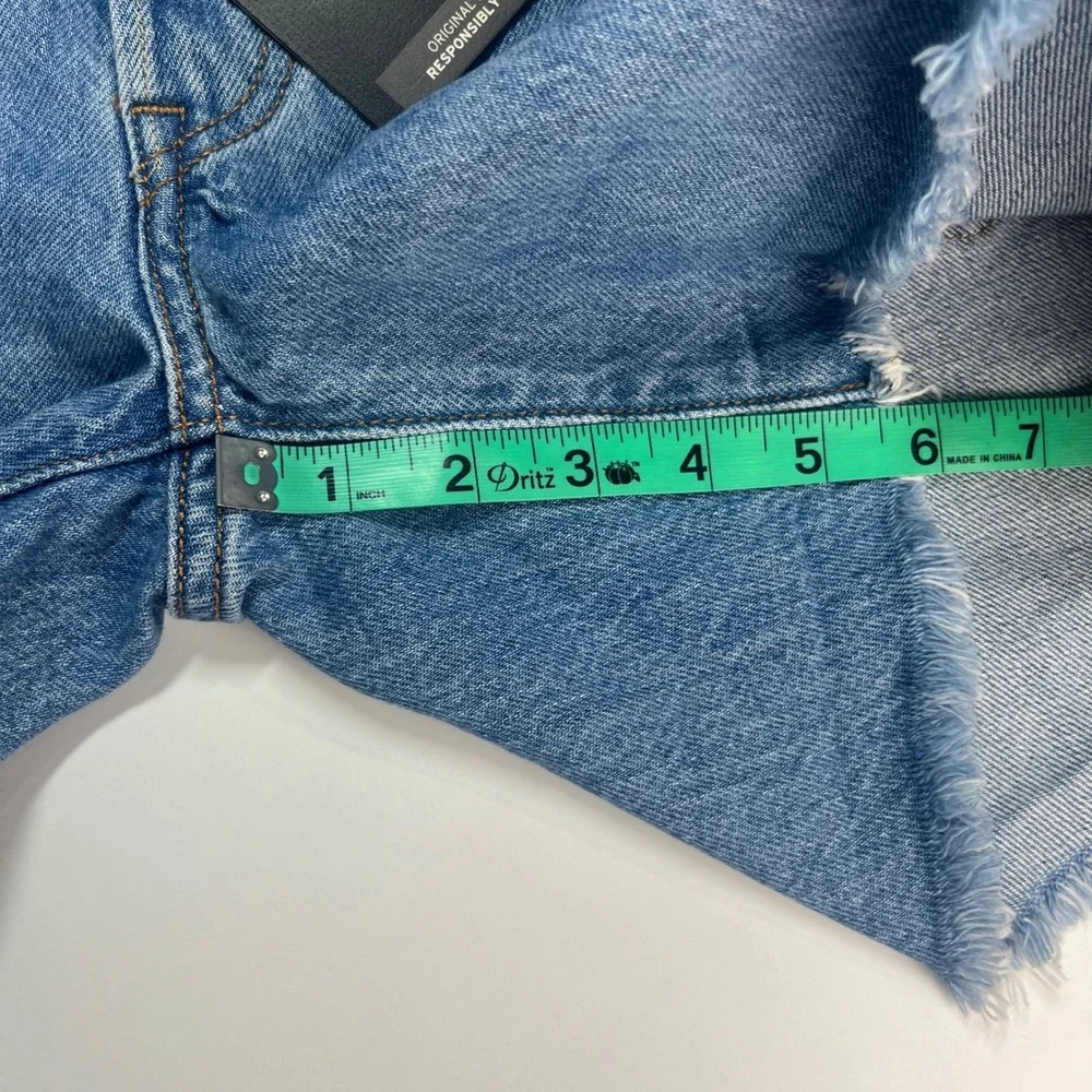 Levi's Premium 501 Long Shorts Women's 26 NWT Blue‎ Distressed Raw Hem Mid Rise