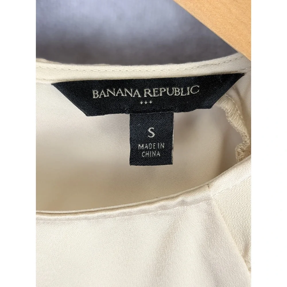 Banana Republic Womens Beige Ruched Shoulder Long Sleeve Satin Blouse Small-C153