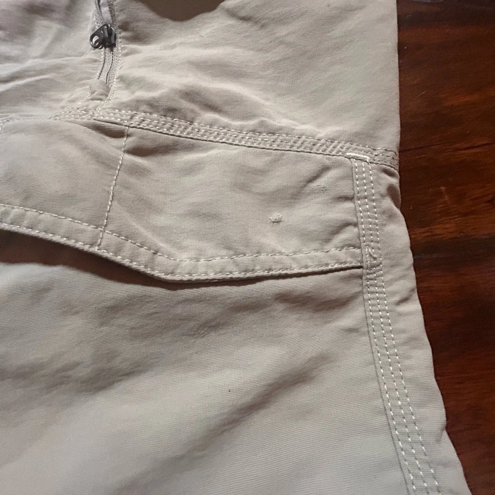 The North Face Conversion Pants (missing the bottom pieces) Size Med.