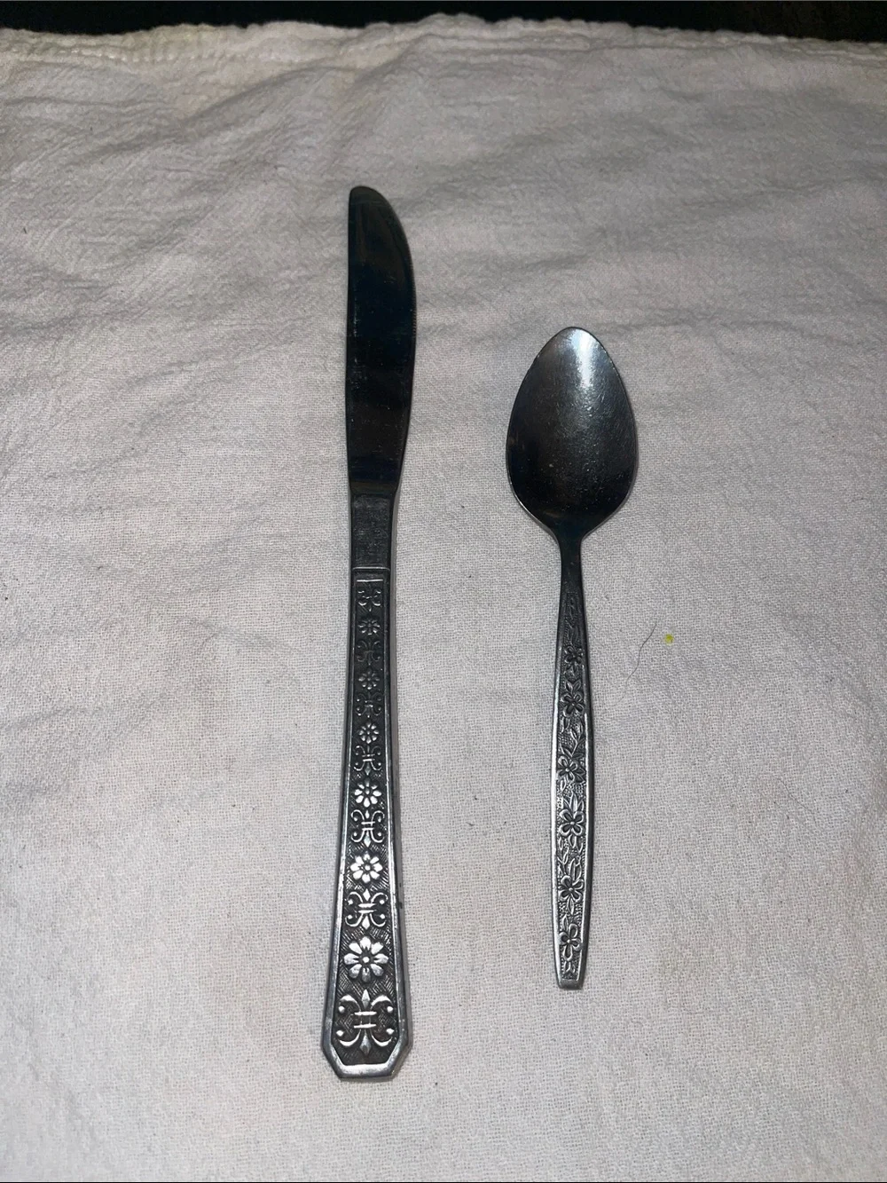Floral accent knife and spoon