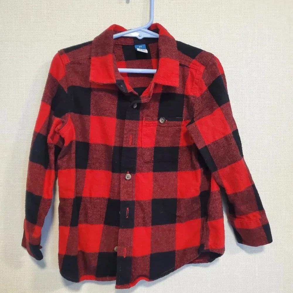 Old Navy Red Buffalo plaid bottom down shirt. Toddler size 4T.‎