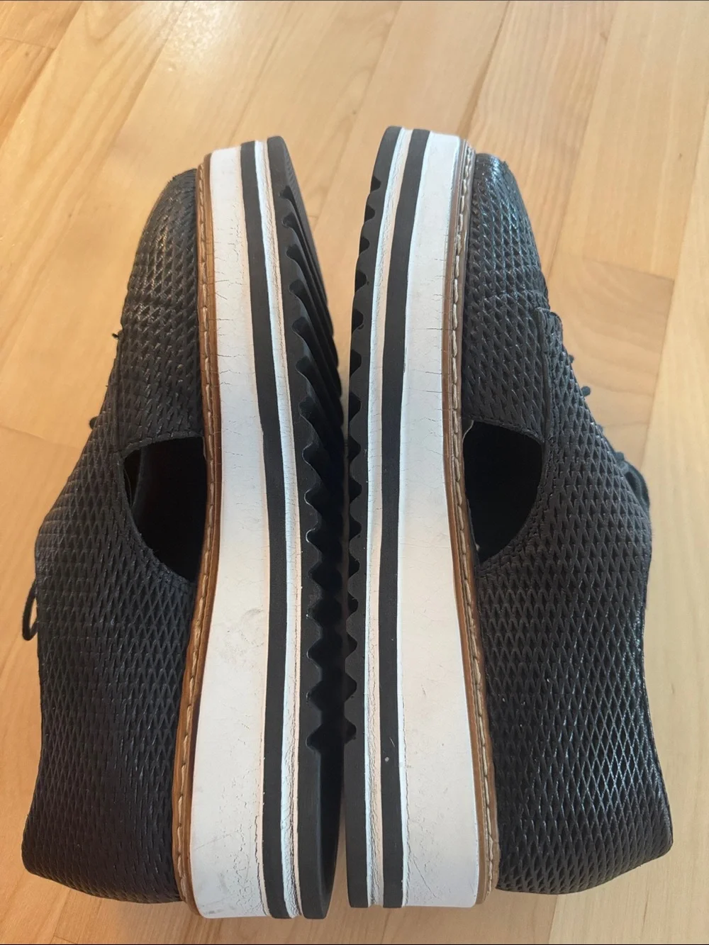 Wellfeet black textured