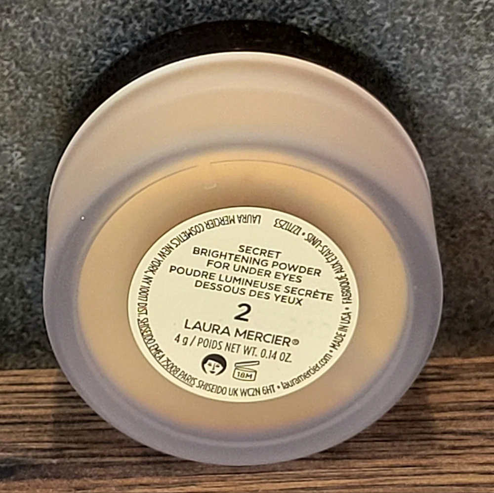 Laura Mercier Brightening Under Eye Powder 2