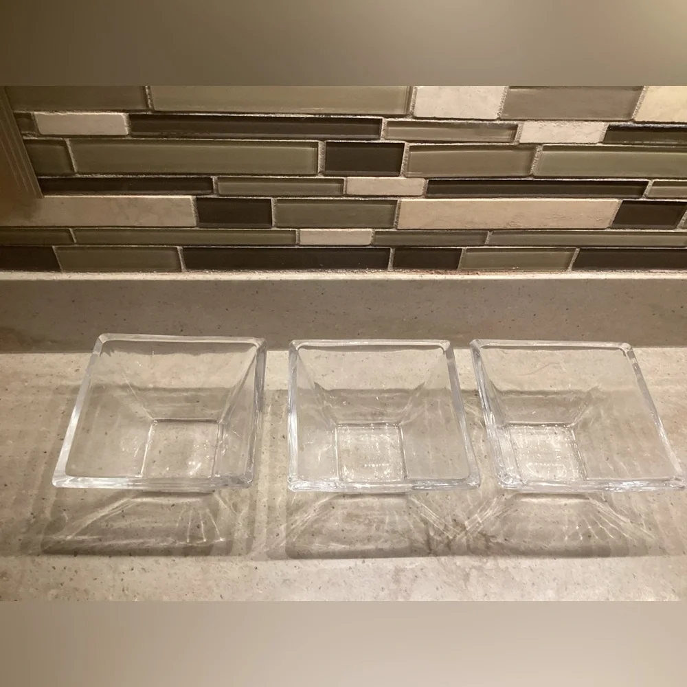 🌺 Vintage Set of Three Clear Glass Bowls