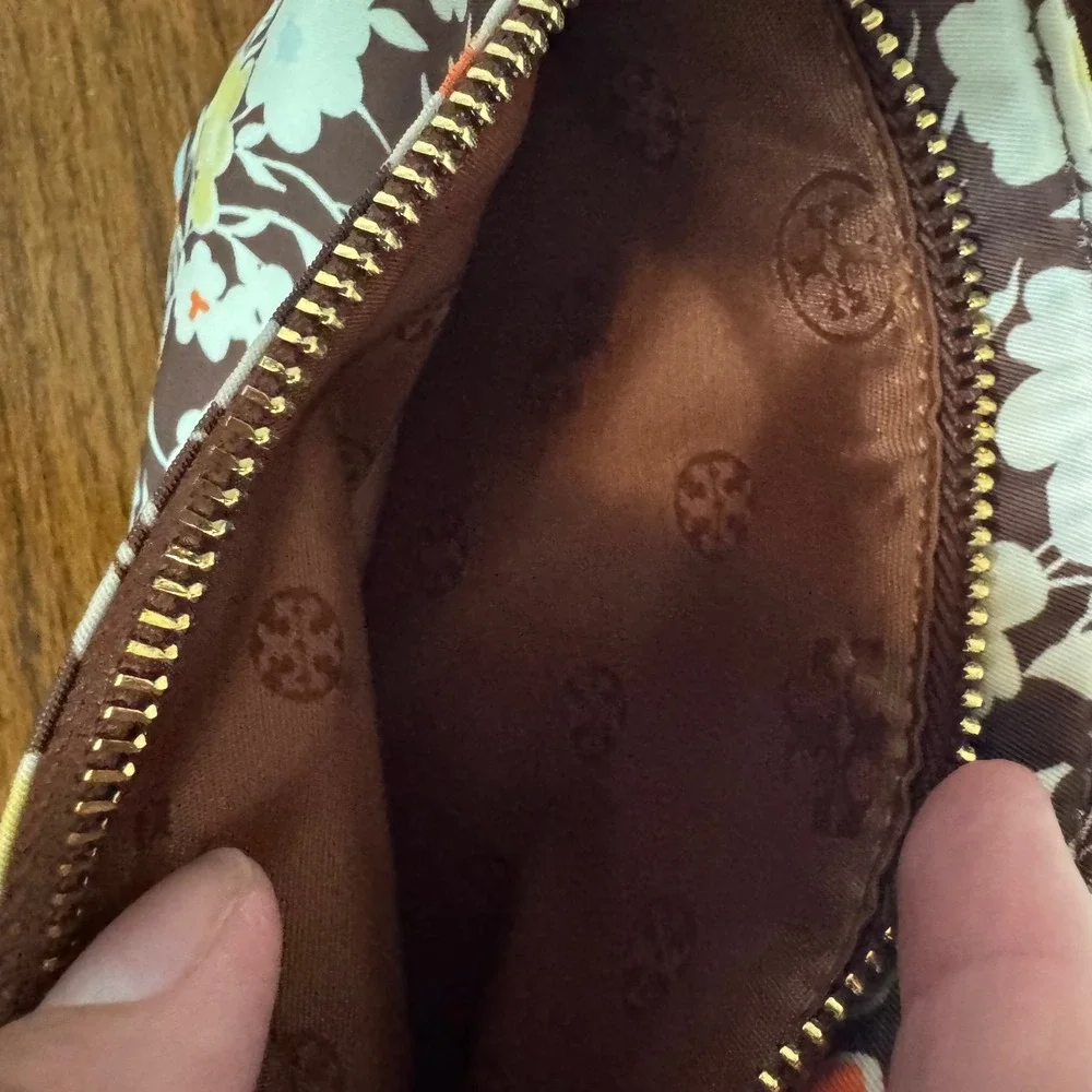 Tory Burch one looking shipping