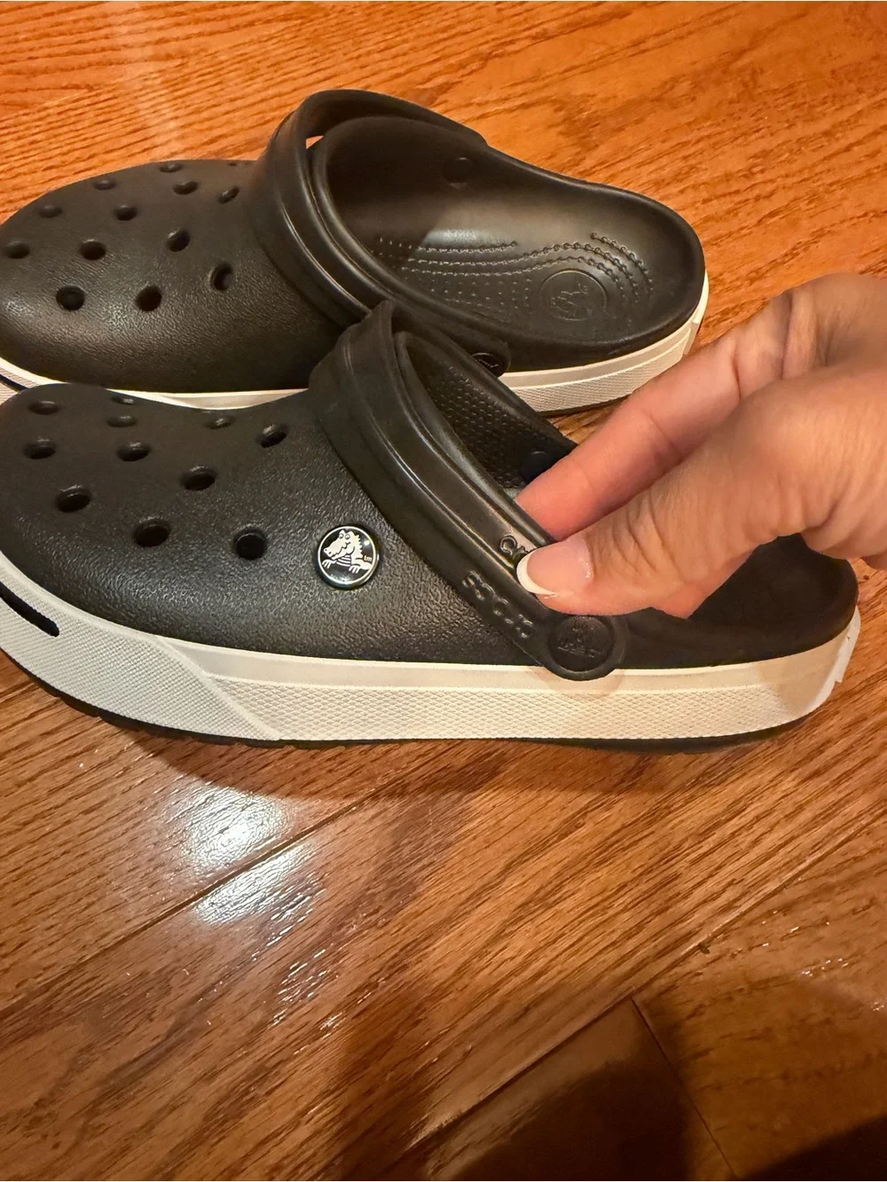 CROCS Black Clog with White Midsole Stripe men’s 5 women’s 7