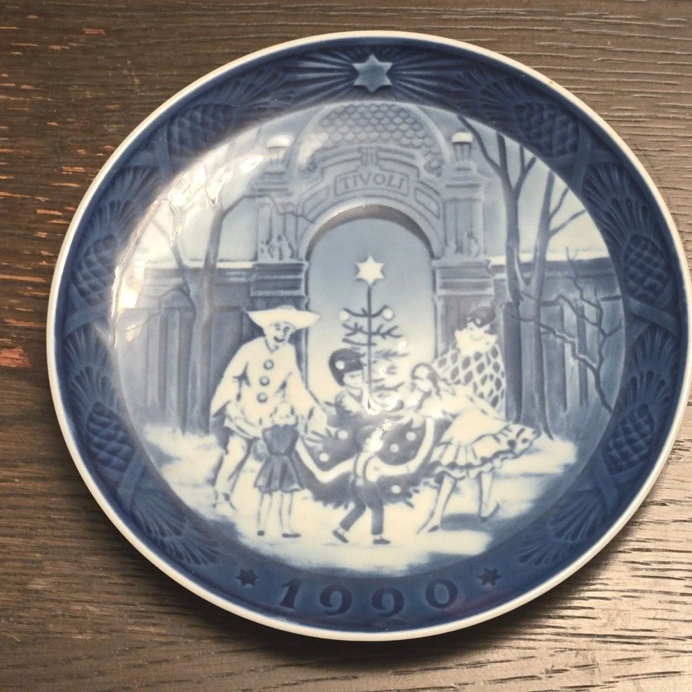 1990 Royal Copenhagen Christmas at Tivoli Blue White Porcelain Collector Plate