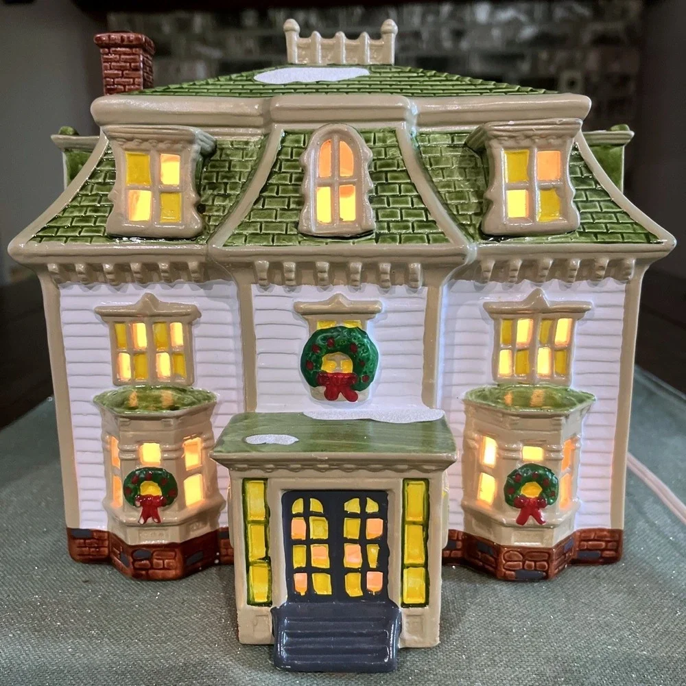 Dept 56 Snow Village MAPLE RIDGE INN #5121-7 w/box & light EUC