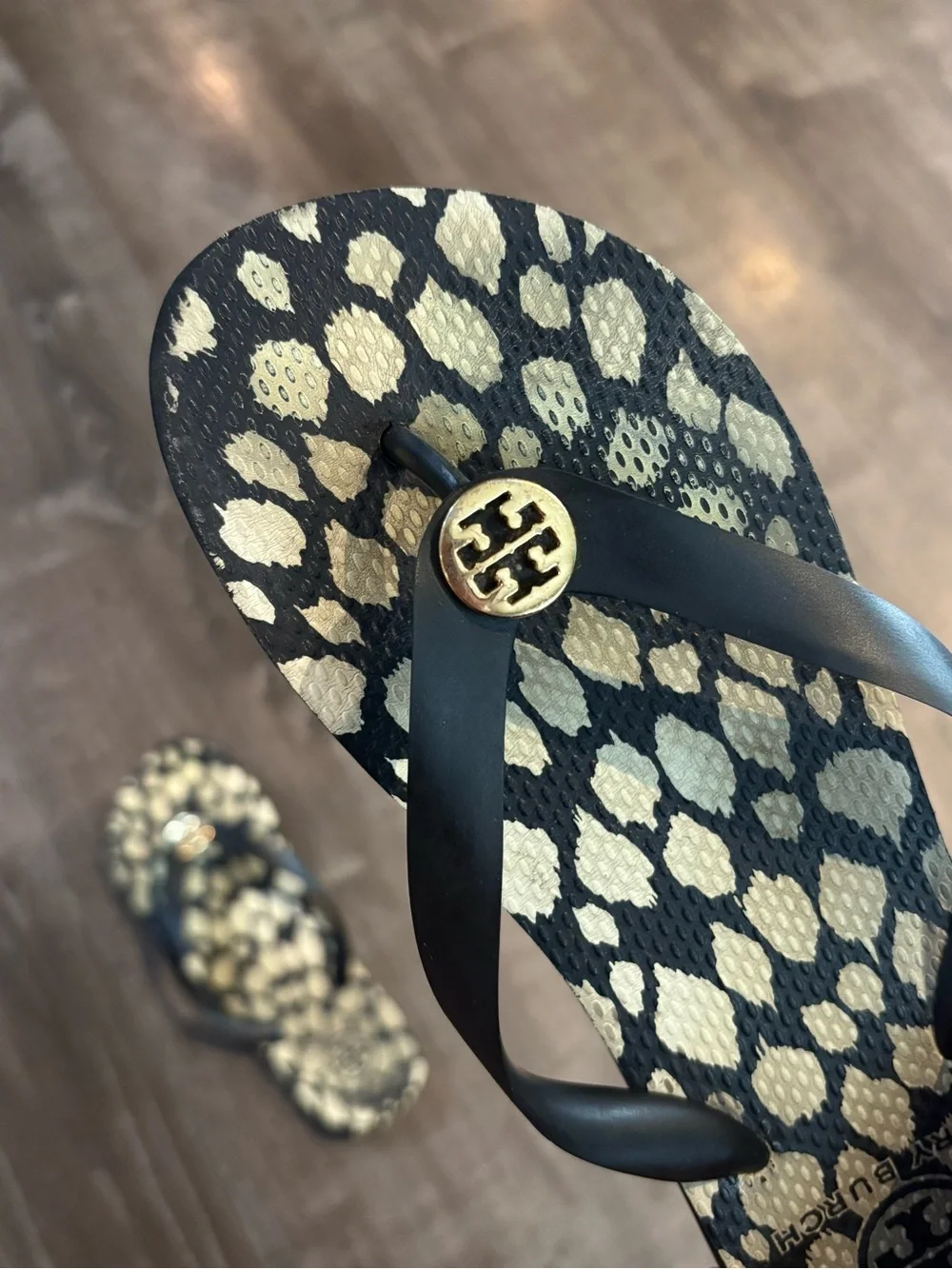 Tory Burch logo pool pre