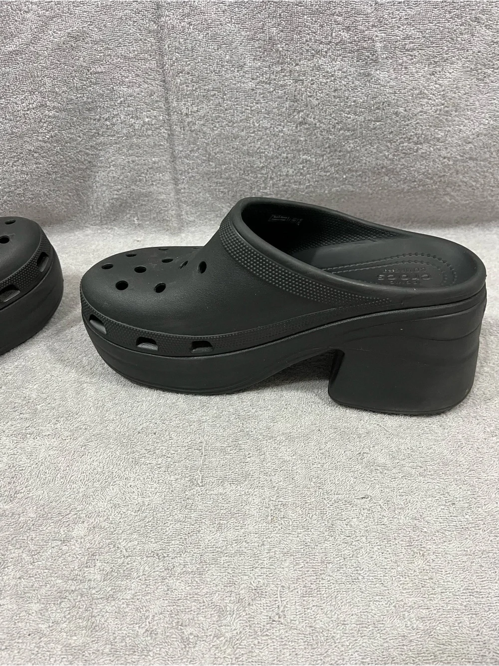 CROCS siren clog