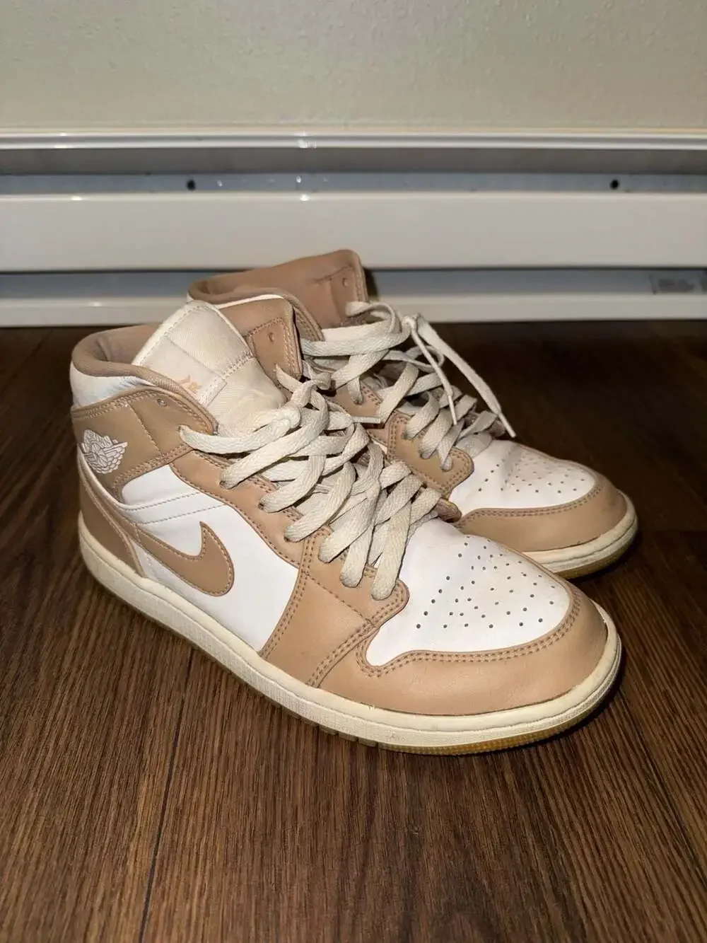 Air Jordan 1 Mid 'Tan Gum' (554724-271)