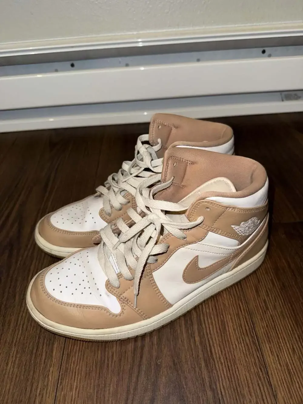 Air Jordan 1 Mid 'Tan Gum' (554724-271)