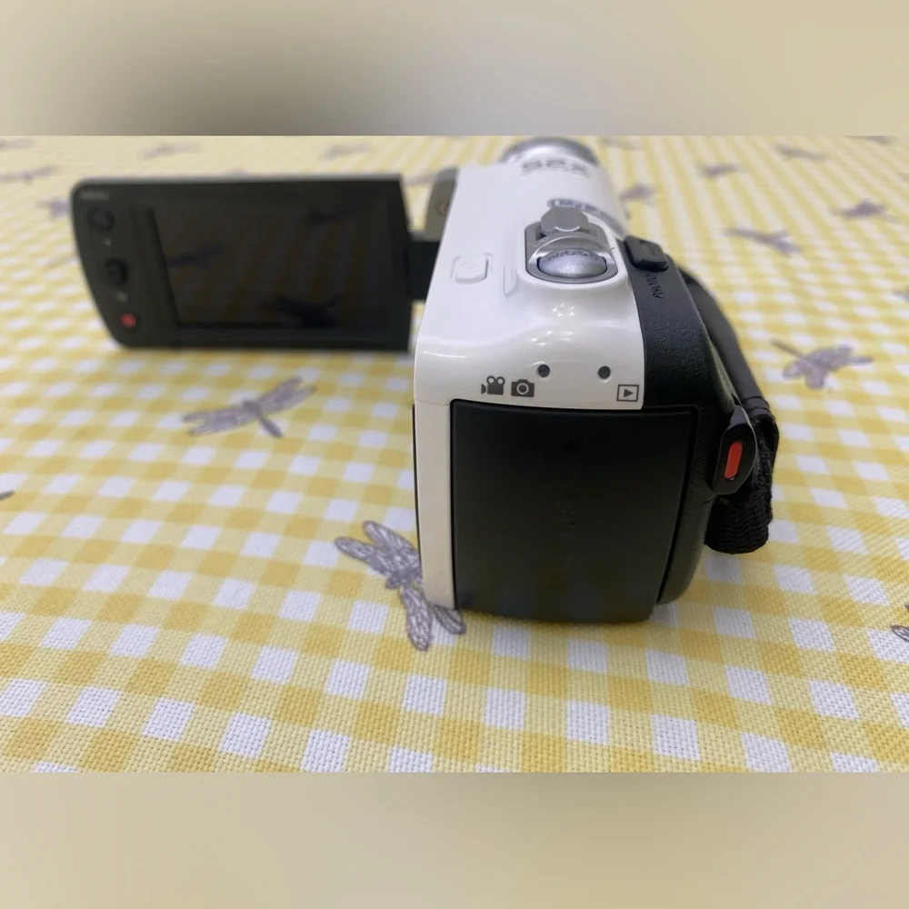 Samsung White 52x Zoom High Definition Handheld Camera/Camcorder HMX-F90