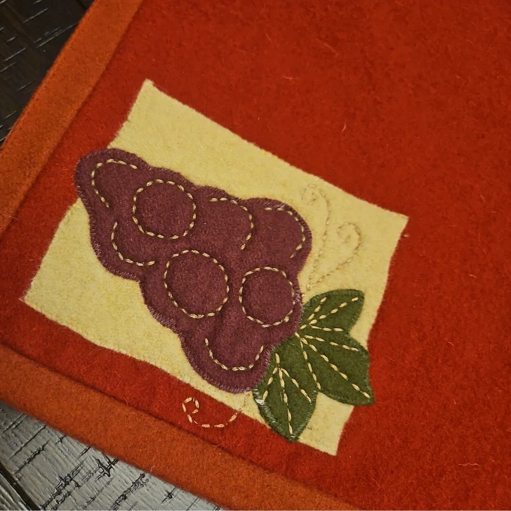 Vtg Harvest 2003 Set (4) Placemats 2 tone Rust‎ w/Purple Grape Fruit Embroided