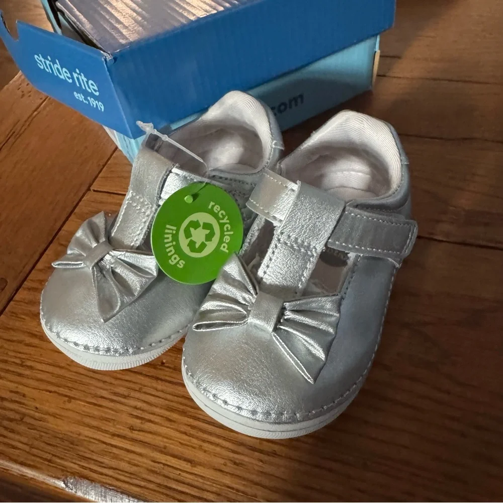 Stride rite Soft Motion™ Ashtyn Mary Jane shoes. Size 4W - silver & white