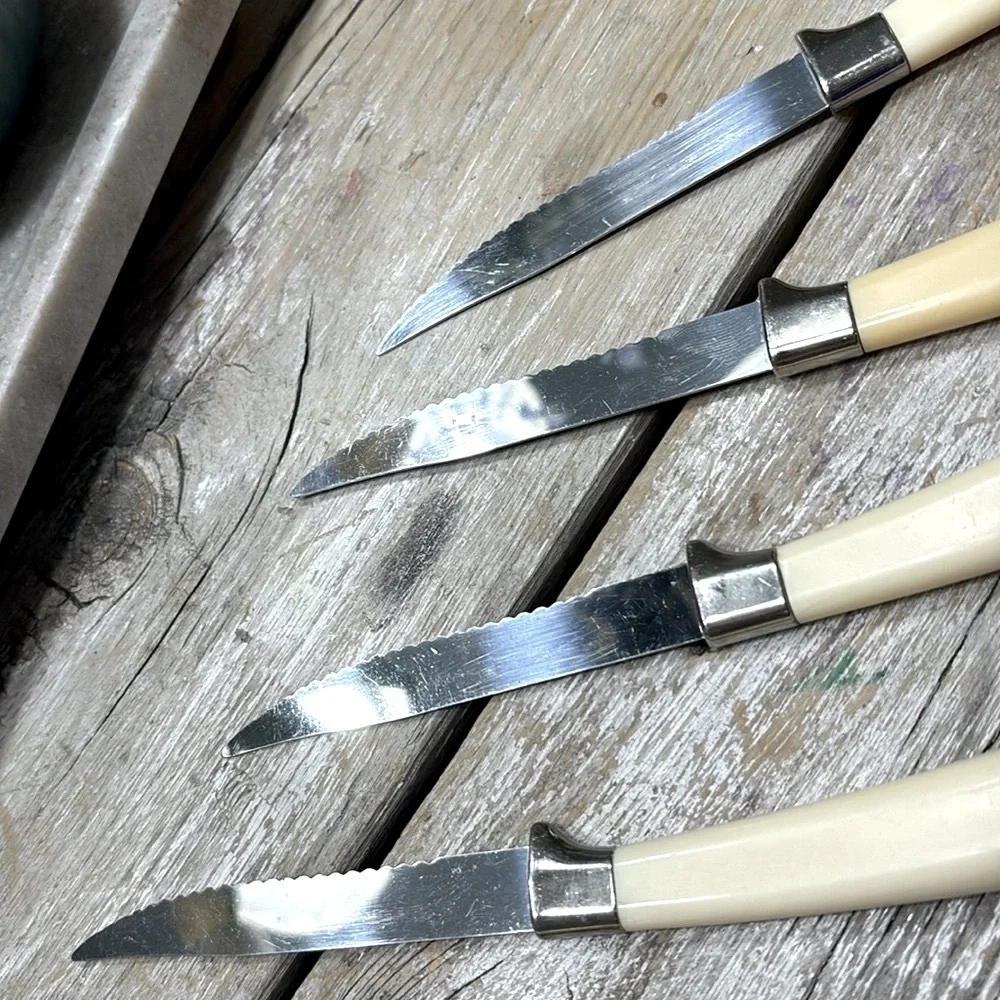 8 Vintage Regent Sheffield Knives. Marked England Stainless Steel MCM